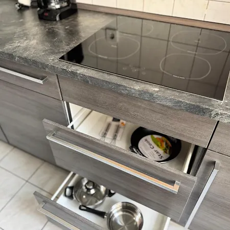 Leipziger Strasse - Modernes 3-schlafzimmer-apartment Mit Balkon Und Kostenfreien Stellplatz Apartmán